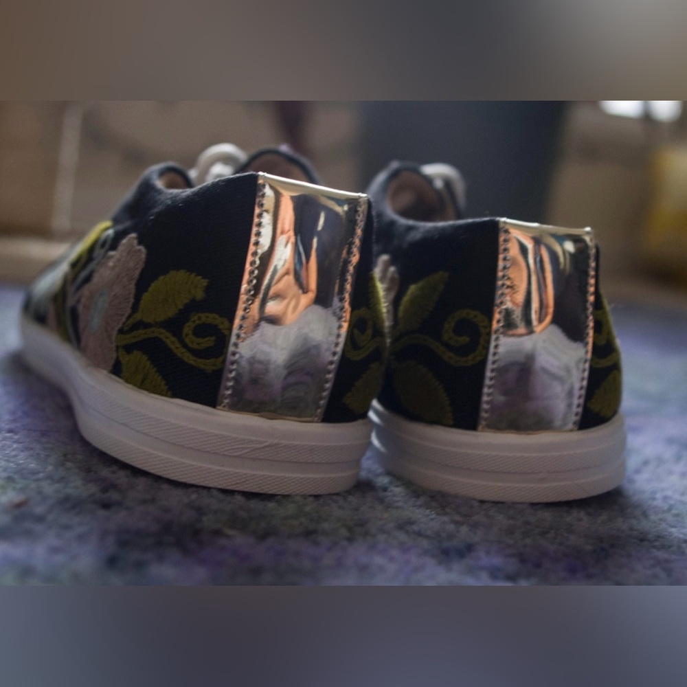 Women’s artisanal embroidered sneakers size 7 - Picture 3 of 5